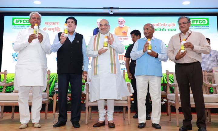 केन्द्रीय गृह एवं सहकारिता मंत्री श्री अमित शाह ने नई दिल्ली में इफ्को नैनो डीएपी (तरल) का लोकार्पण किया