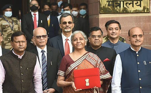 आयकर दाताओं की खुली लाटरी